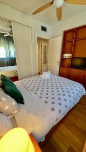una camera con un grande letto di H Sweet H Airport Ifema Metropolitano a Madrid