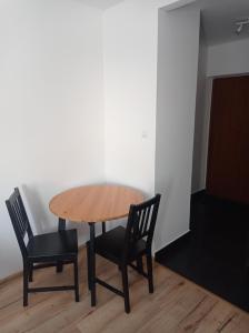 een tafel en 2 stoelen in een kamer bij Apartament No 40 in Łódź
