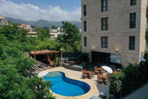 Heaven Prestige Hotel في جونية: اطلالة علوية على فندق به مسبح