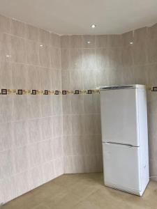 una cucina con frigorifero bianco in una camera di Gilviana Nights - East Legon/ Adjingarnor a East Legon