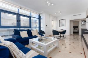 マルベーリャにあるTwo bedrooms apartment Avenida del Marのリビングルーム(青いソファ、テーブル付)