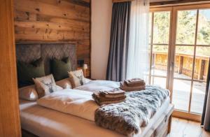 Postel nebo postele na pokoji v ubytování Alpe Chalets Goldener Hirsch