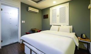 Giường trong phòng chung tại Motel Lamant