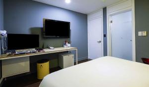 1 dormitorio con escritorio y ordenador. en Motel Lamant en Bucheon