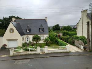 a white house with a white fence in front of it at Aux Portes de Brest in Le Relecq-Kerhuon