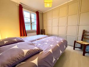 a bedroom with a large bed and a window at Villa avec Piscine et Vues Imprenables in Villars +24 photos