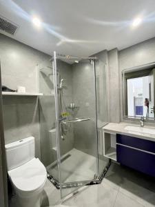 y baño con ducha, aseo y lavamanos. en Meta Apartment & Homestay, en Hai Phong