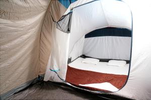 een witte tent met twee bedden erin bij Cozy Tent Stay by Jungle Greens Homestay in Chikmagalūr