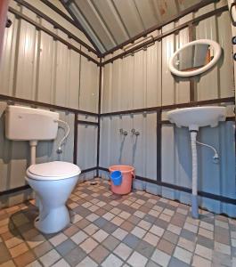 een badkamer met een toilet en een wastafel bij Cozy Tent Stay by Jungle Greens Homestay in Chikmagalūr