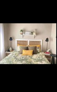 BrakpanにあるTsakane View Guesthouseのベッドルーム1室(ベッド1台、テーブル2台、ランプ2つ付)