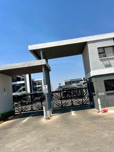 un gran edificio con un estacionamiento delante de él en Sarona LoLa E206, en Gaborone