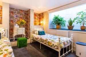 Ліжко або ліжка в номері KIRA Beach House, Large luxury 2 bedroom apartment