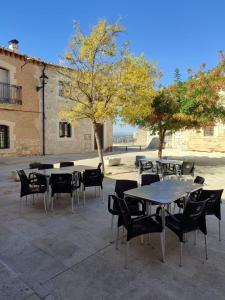 un grupo de mesas y sillas en un patio en La casa de Aza, en Haza