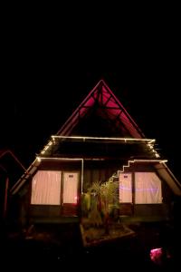 una casa con luci sul tetto di notte di Rama Hills Unity Resort a Lāchharas