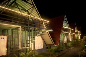 un edificio con luci accese di notte di Rama Hills Unity Resort a Lāchharas