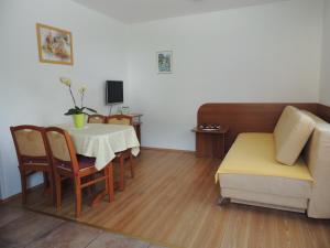 salon ze stołem i kanapą w obiekcie Apartments and Rooms Tavcar w Bledzie