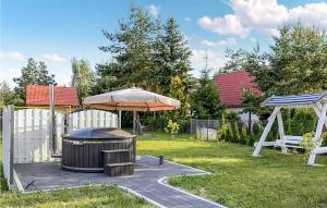 een paraplu en een vuilnisbak in een tuin bij Gorgeous Home In Jaromierz With Sauna in Czarne Górne