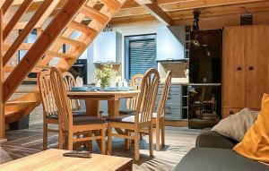 een keuken en eetkamer met een tafel en stoelen bij Gorgeous Home In Jaromierz With Sauna in Czarne Górne