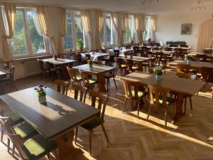 Un restaurant u otro lugar para comer en Hotel Gästehaus Altena