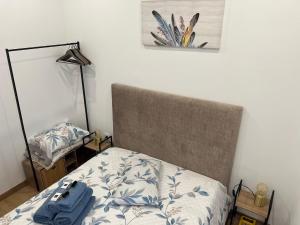 1 dormitorio con cama y espejo en Francisca City House, en Vila Nova de Gaia