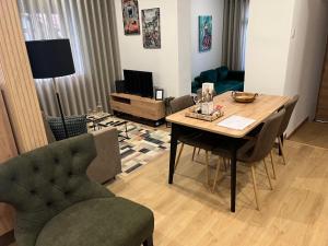 a living room with a dining room table and chairs at Francisca City House in Vila Nova de Gaia