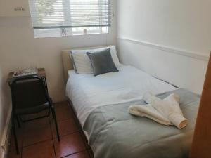 Ένα ή περισσότερα κρεβάτια σε δωμάτιο στο Gorton Elsham Gardens Apartment - Delight Suites +2 φωτογραφίες