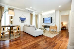 un soggiorno con divano bianco e tavolo di Green Algarve Retreat in Faro with a Terrace Bliss a Faro