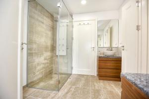 bagno con doccia e box doccia in vetro di Green Algarve Retreat in Faro with a Terrace Bliss a Faro