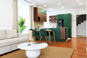Η κουζίνα ή μικρή κουζίνα στο GREEN BLISS IN FARO, Central One-Bed Oasis