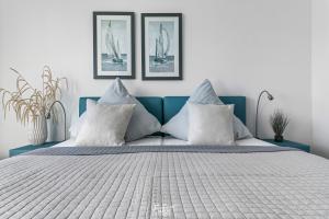 ein Schlafzimmer mit einem blauen und weißen Bett mit Kissen in der Unterkunft Lieblingsort in Olpenitz