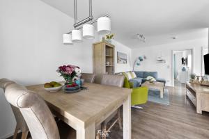 ein Esszimmer und ein Wohnzimmer mit einem Holztisch in der Unterkunft Lieblingsort in Olpenitz