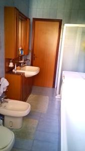 baño con aseo, lavabo y puerta en CASA MAMMA, en Camponogara