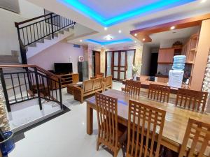 uma sala de jantar e sala de estar com mesa e cadeiras em Villa Shanti Bali em Sempidi