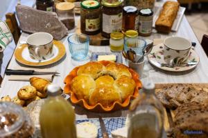 una mesa cubierta con una mesa con pan y bebidas en La Demeure de Camille, 