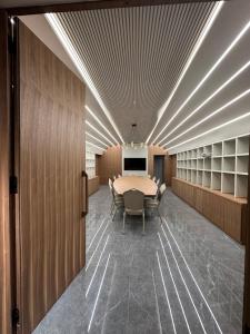 uma longa sala de conferências com mesa e cadeiras em Heaven Prestige Hotel em Jounieh