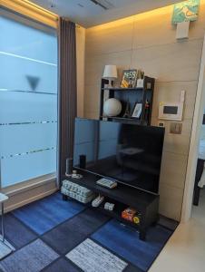 - un salon avec une table noire et une fenêtre dans l'établissement Stunning Luxury Apartment, à Séoul