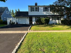 una casa blanca con entrada frente a un patio en Modern and spacious villa close to NYC/Brooklyn/Queens/Garden City, en Westbury