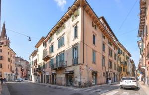 een gebouw in een straat met een auto op straat bij Beautiful Apartment In Verona With Kitchenette in Verona