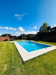 una piscina en medio de un campo de césped en Ecoraleo, en Concepción