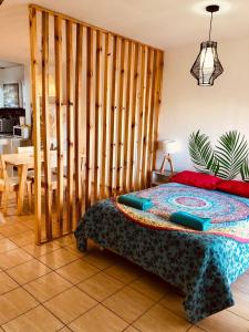 1 dormitorio con 1 cama y comedor en PEATONAL Y SAN MARTIN MONOAMBIENTE en Mendoza