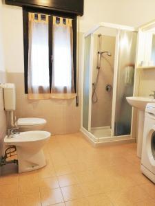 リド・ディ・イエゾロにあるVilla Postumiaのバスルーム(シャワー、トイレ、シンク付)