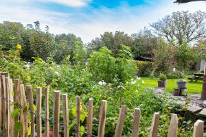 een houten hek voor een tuin bij Voel je thuis in Zwolle