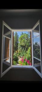una ventana abierta con vistas al jardín en Sabor Residence en Lefkosa Turk