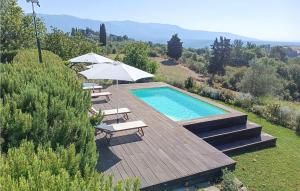 una piscina con tumbonas y sombrillas en Gorgeous Apartment In Rignano Sullarno With House A Panoramic View, en Rignano sullʼArno
