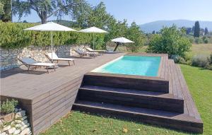 una piscina con bancos y sombrillas en una terraza en Gorgeous Apartment In Rignano Sullarno With House A Panoramic View, en Rignano sullʼArno