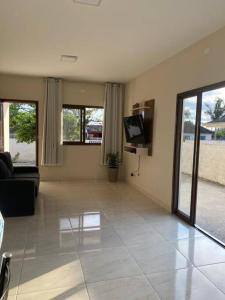 Et tv og/eller underholdning på Com piscina. Casa para família.