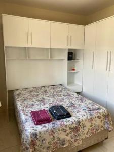 En eller flere senge i et værelse på Com piscina. Casa para família.