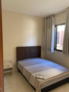 En eller flere senge i et værelse på Com piscina. Casa para família.