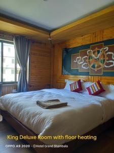 Säng eller sängar i ett rum på Hotel Grand Shambala