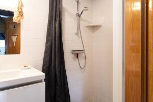 een douche met een zwart douchegordijn in de badkamer bij Voel je thuis in Zwolle